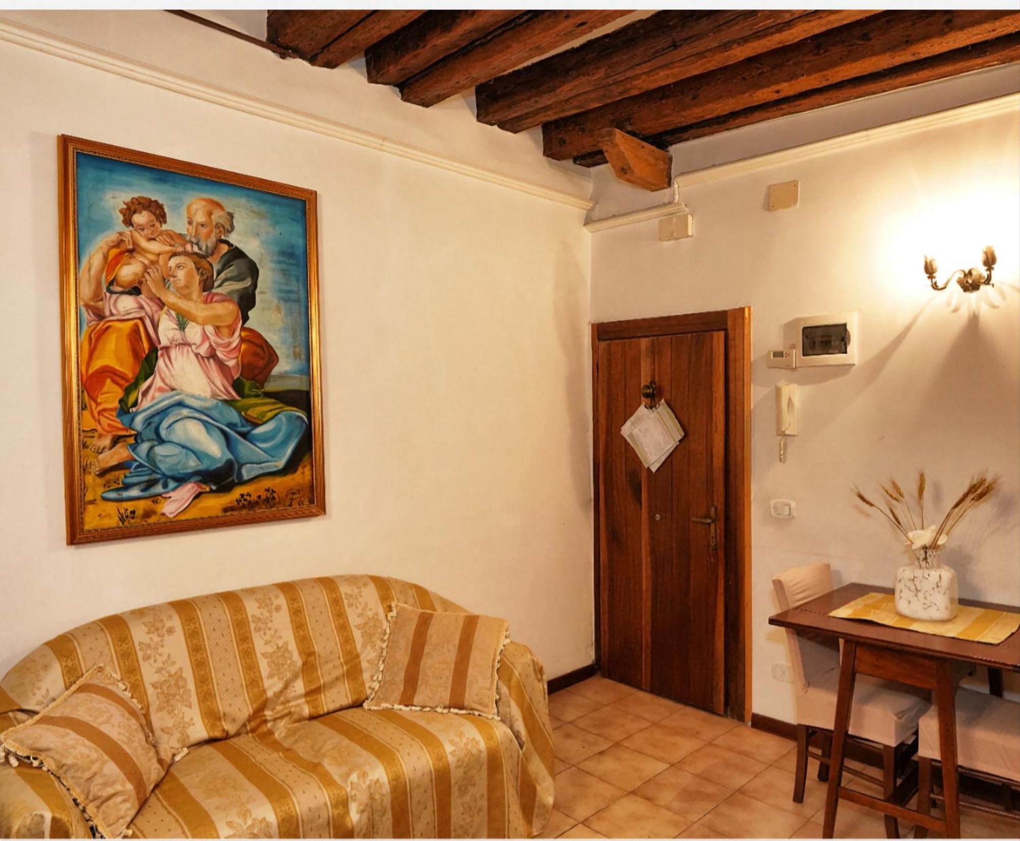 Rialto Laura Apartment