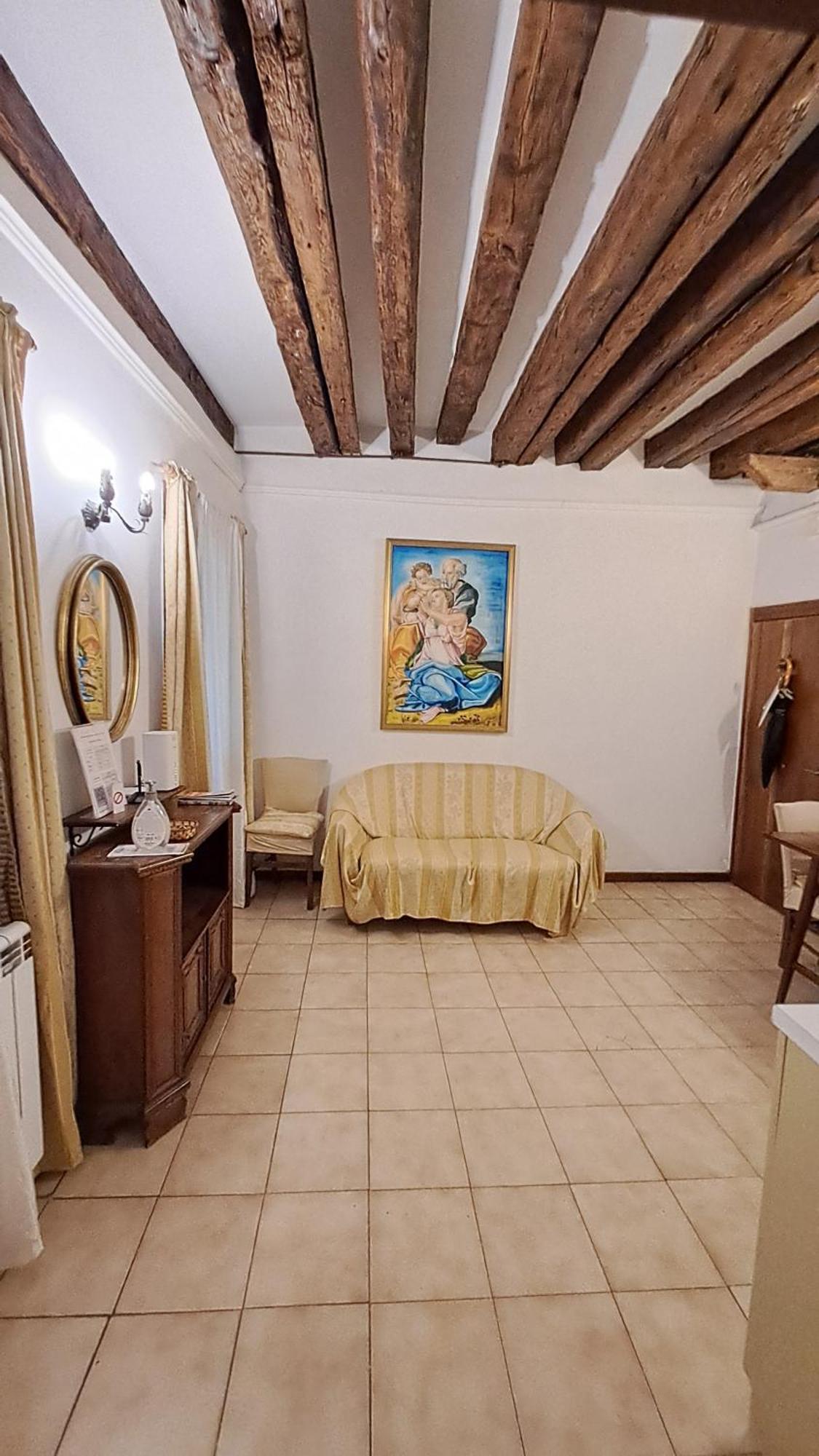 Rialto Laura Apartment